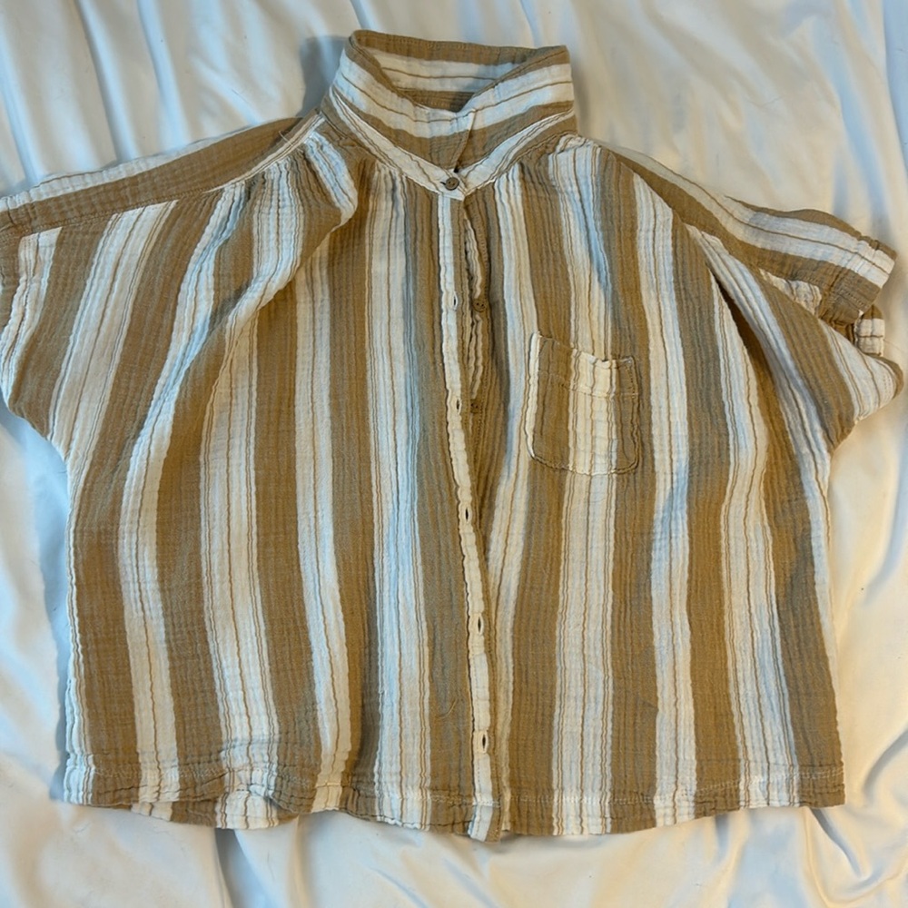 Woman’s button down cropped shirt, brand: Old Navy, size: xs
